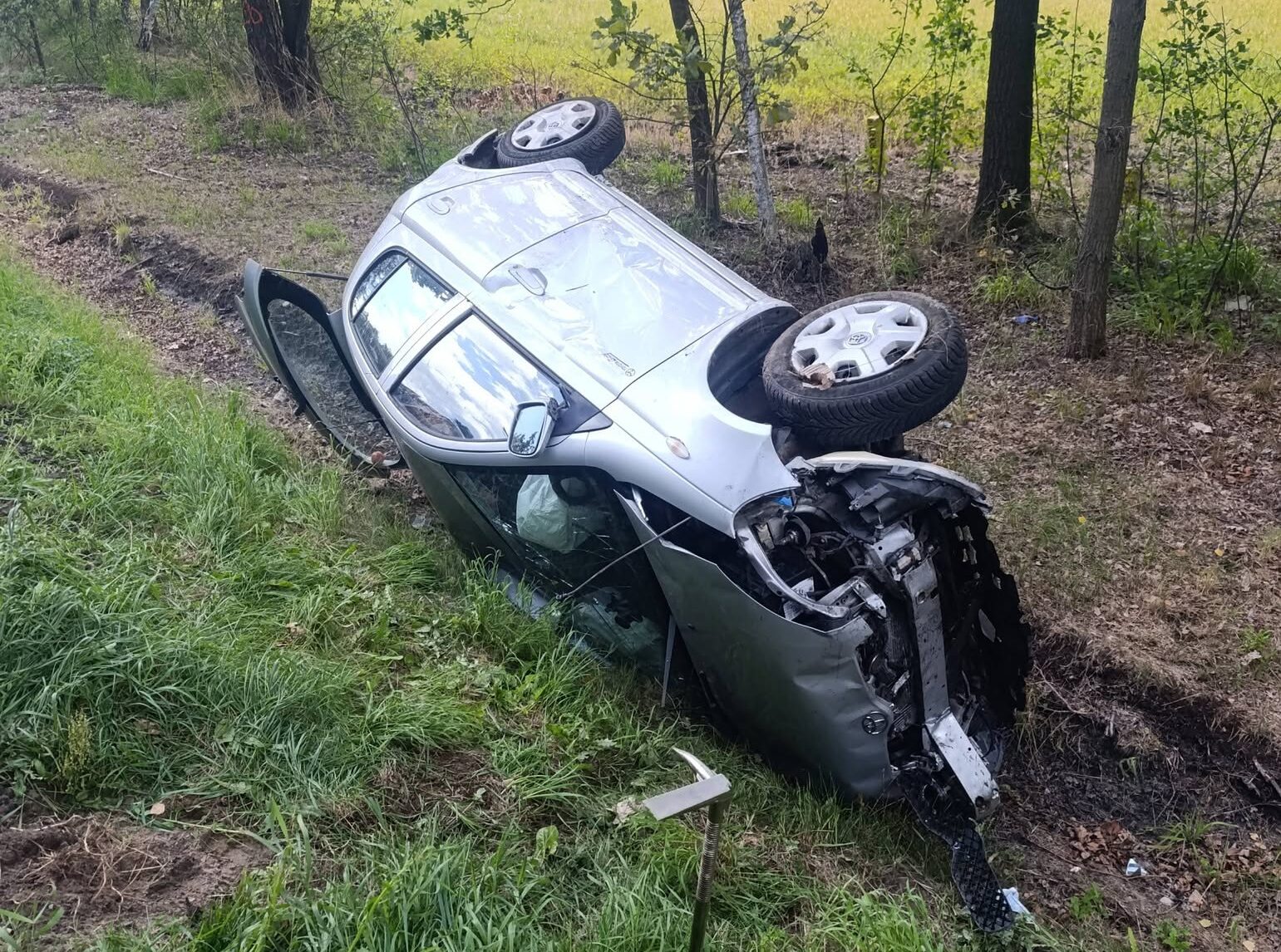 Dachowanie w Kątach Miąskach. Samochód wpadł do rowu, dwie osoby poszkodowane