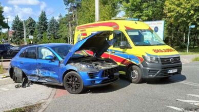 Zderzenie dwóch aut na ul. Strużańskiej w Legionowie. Na miejscu straż, pogotowie i policja