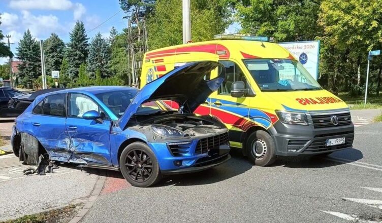 Zderzenie dwóch aut na ul. Strużańskiej w Legionowie. Na miejscu straż, pogotowie i policja