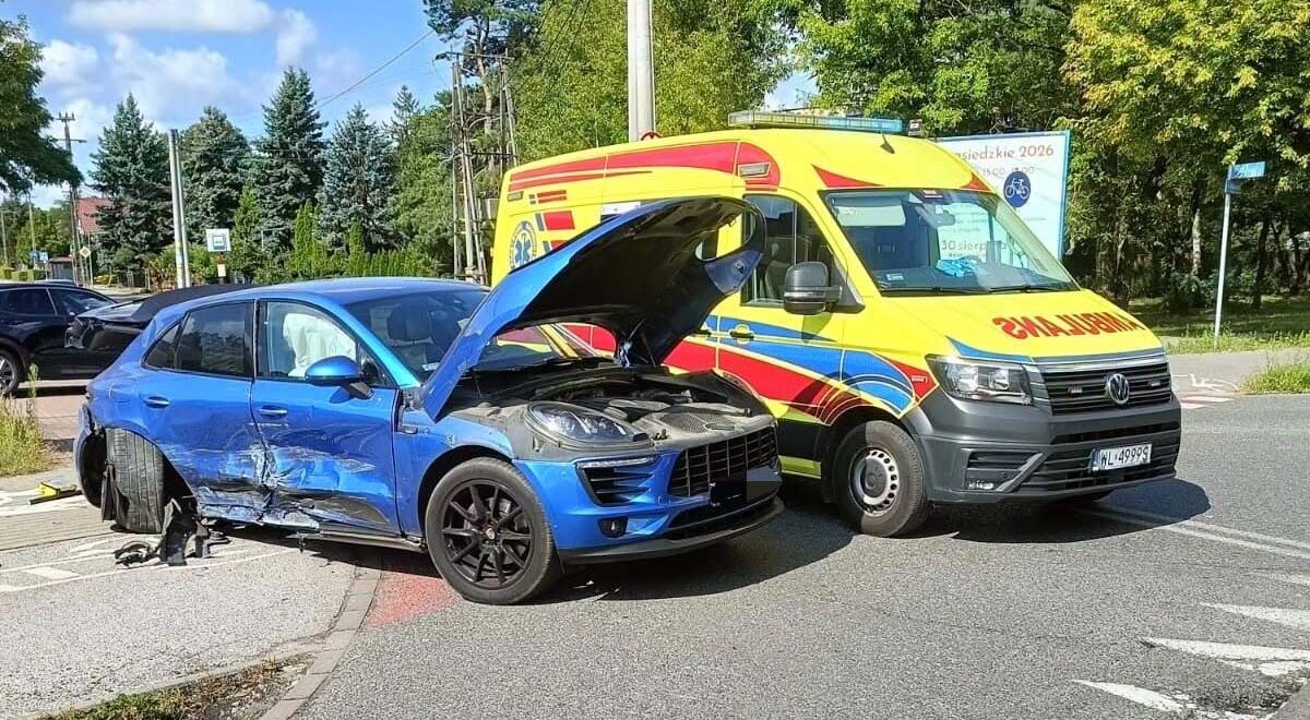 Zderzenie dwóch aut na ul. Strużańskiej w Legionowie. Na miejscu straż, pogotowie i policja
