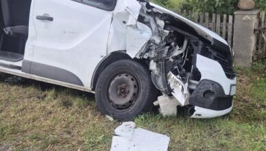 Groźne zderzenie na DW632 w Kołozębiu. Bus z ośmioma osobami wypadł do rowu