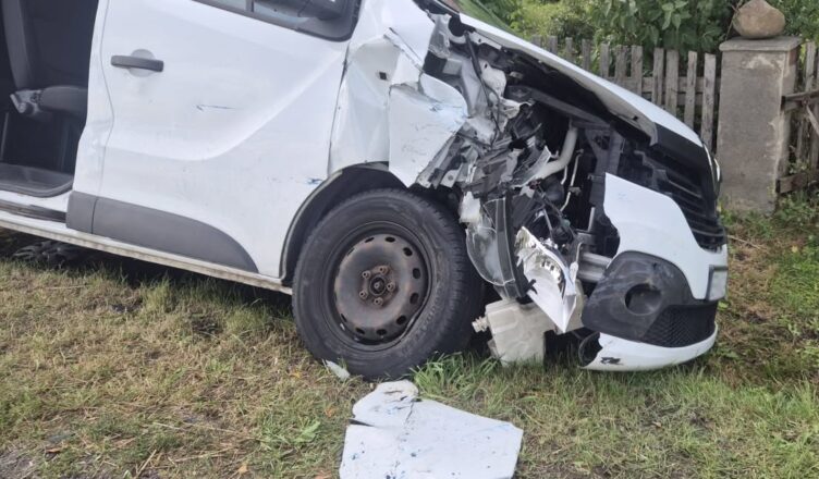 Groźne zderzenie na DW632 w Kołozębiu. Bus z ośmioma osobami wypadł do rowu