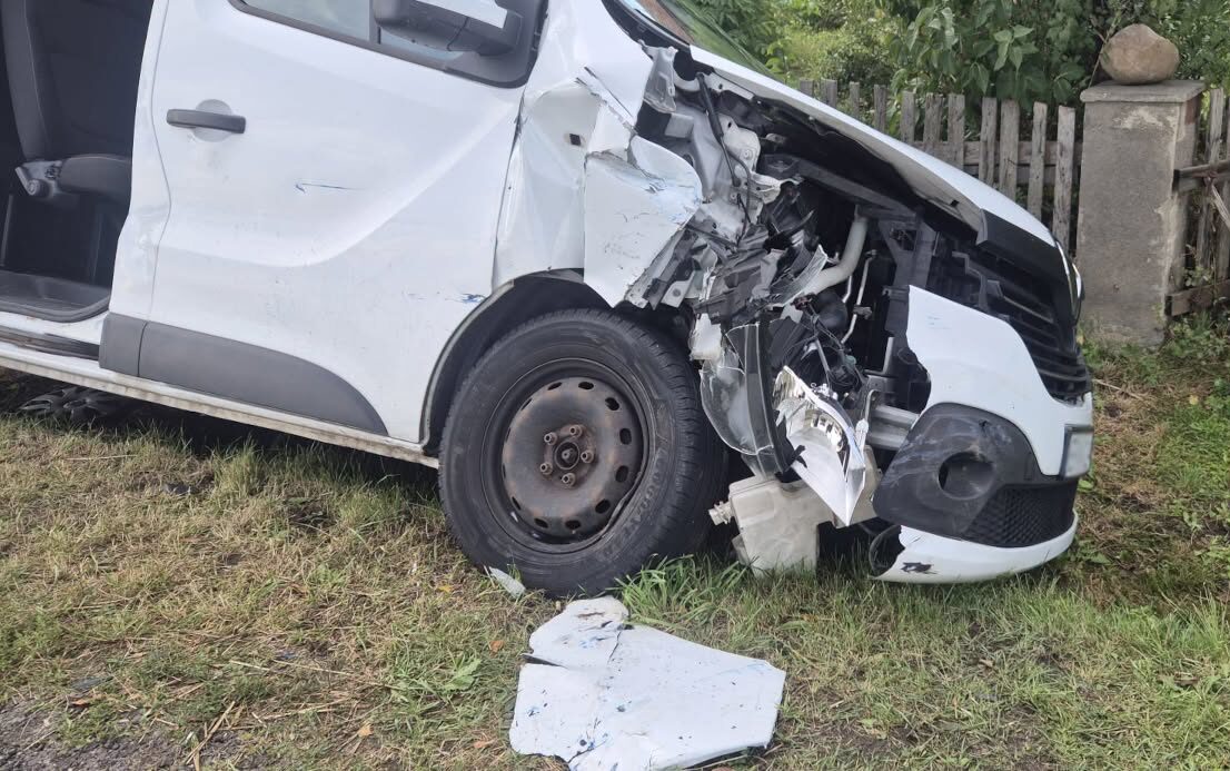 Groźne zderzenie na DW632 w Kołozębiu. Bus z ośmioma osobami wypadł do rowu
