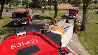 Groźne zderzenie na DW 705 w Malanowie. Auto dostawcze przewróciło się na bok, jedna osoba trafiła do szpitala