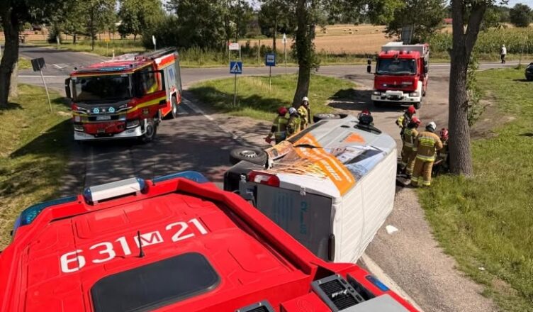 Groźne zderzenie na DW 705 w Malanowie. Auto dostawcze przewróciło się na bok, jedna osoba trafiła do szpitala