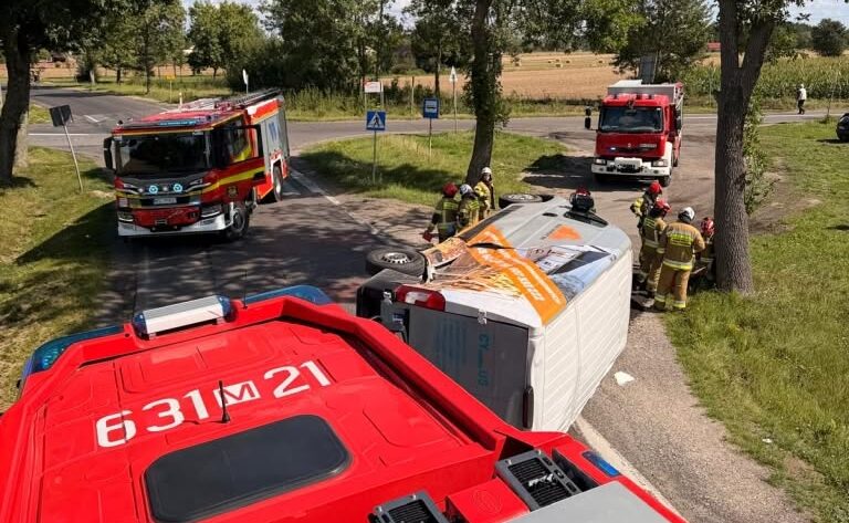 Groźne zderzenie na DW 705 w Malanowie. Auto dostawcze przewróciło się na bok, jedna osoba trafiła do szpitala