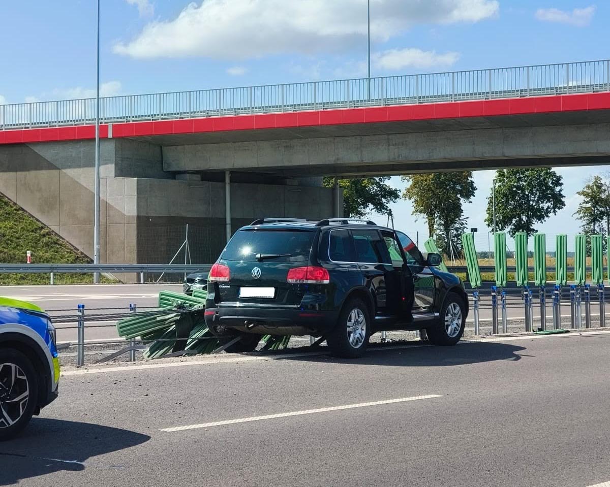 Kolizja na S7 w Zakroczymiu. Osobówka uderzyła w bariery energochłonne