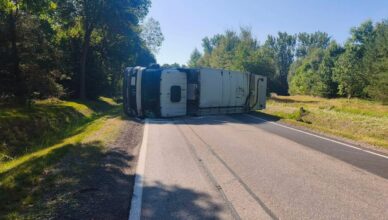 Ciężarówka przewróciła się na DW627 w Małkini Dolnej. Trzy osoby trafiły do szpitala