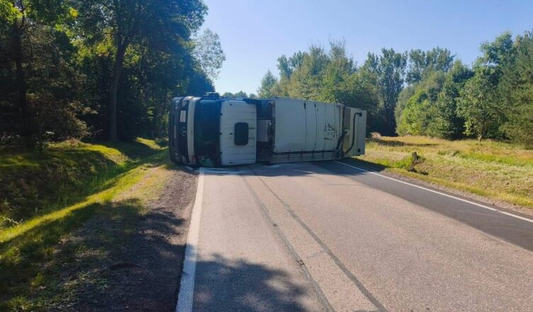 Ciężarówka przewróciła się na DW627 w Małkini Dolnej. Trzy osoby trafiły do szpitala