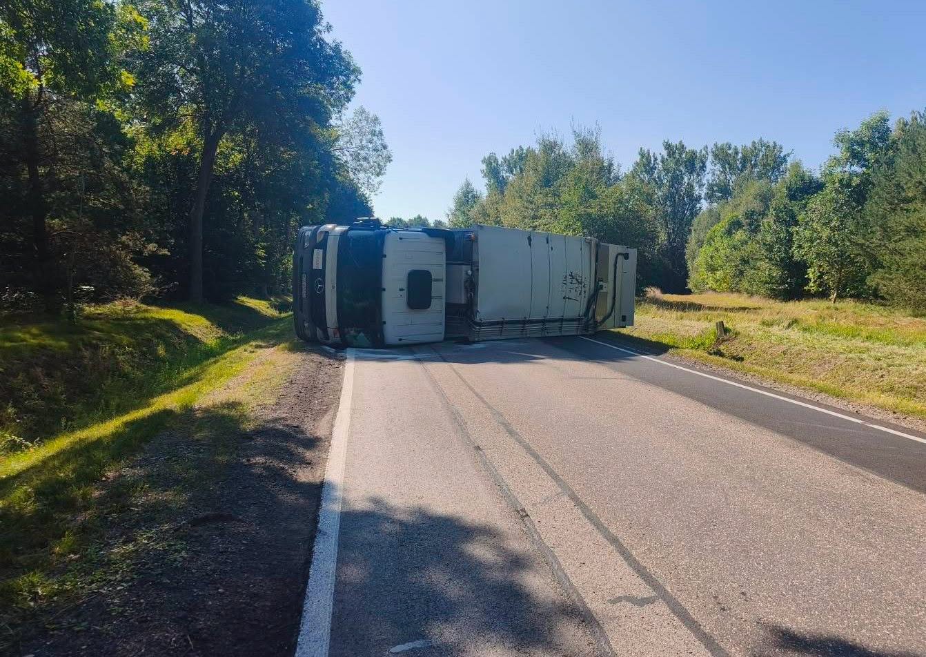 Ciężarówka przewróciła się na DW627 w Małkini Dolnej. Trzy osoby trafiły do szpitala