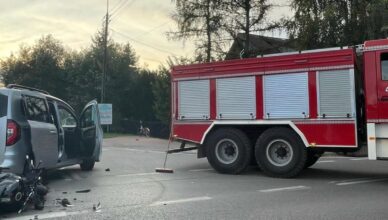 Groźny wypadek w Ryni. Samochód zderzył się z motocyklem, jedna osoba poszkodowana