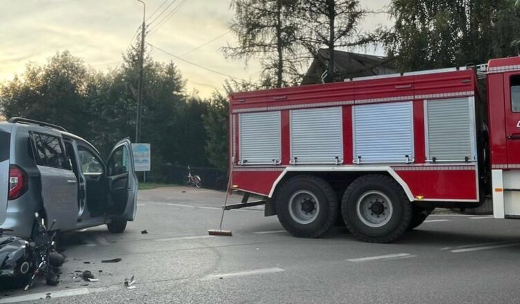 Groźny wypadek w Ryni. Samochód zderzył się z motocyklem, jedna osoba poszkodowana
