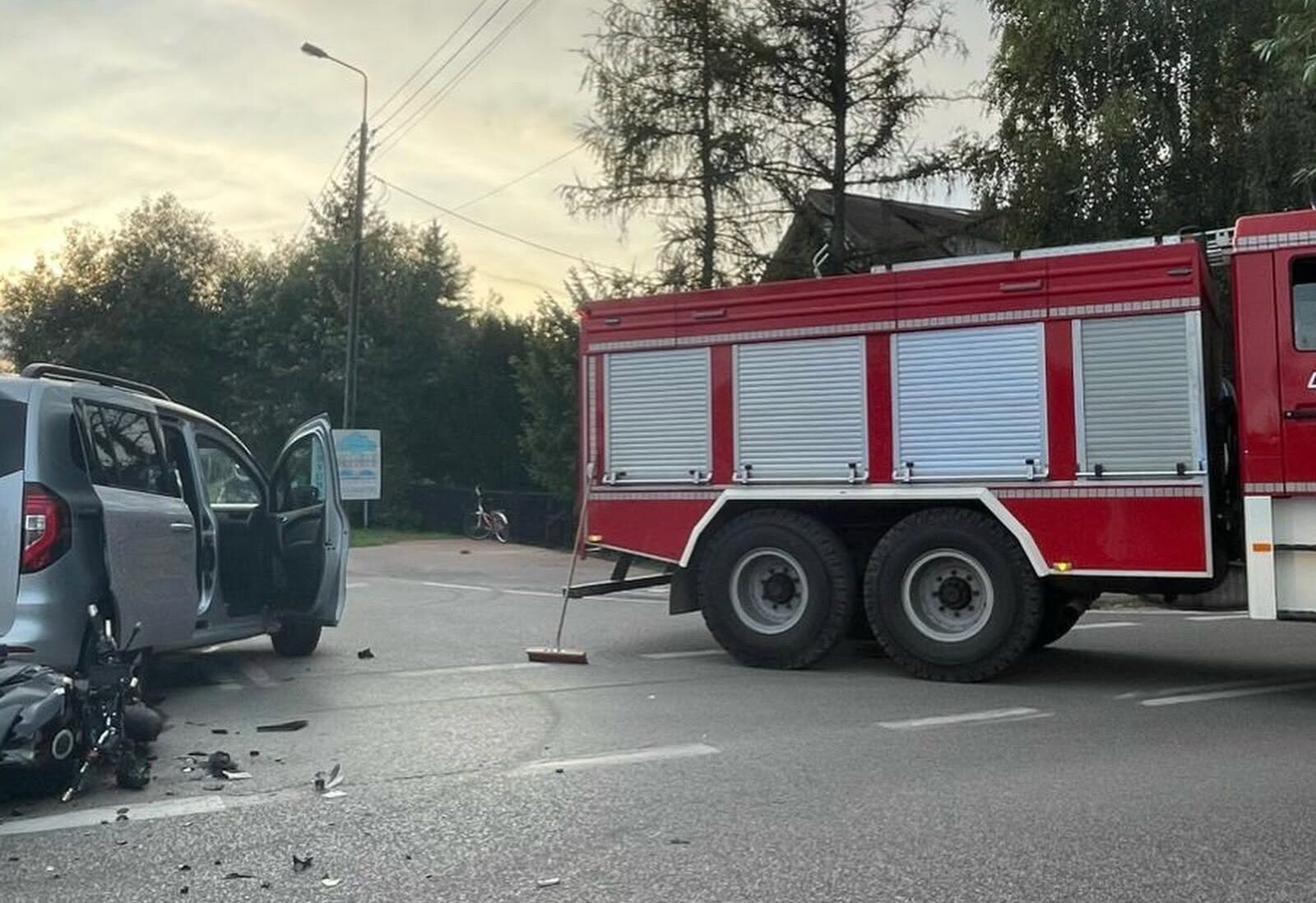 Groźny wypadek w Ryni. Samochód zderzył się z motocyklem, jedna osoba poszkodowana