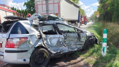Groźne zderzenie ciężarówki z osobówką w Łosicach. Ruch wahadłowy na DK-19