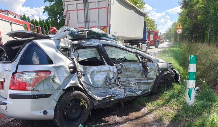 Groźne zderzenie ciężarówki z osobówką w Łosicach. Ruch wahadłowy na DK-19