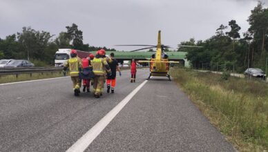 Poważny wypadek na S8 między Mostówką a Niegowem. Zderzyły się dwa motocykle i osobówka, ranny motocyklista zabrany śmigłowcem LPR