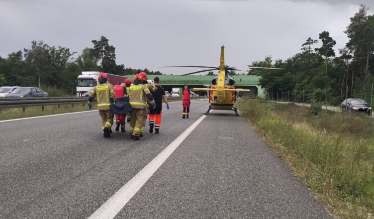 Poważny wypadek na S8 między Mostówką a Niegowem. Zderzyły się dwa motocykle i osobówka, ranny motocyklista zabrany śmigłowcem LPR