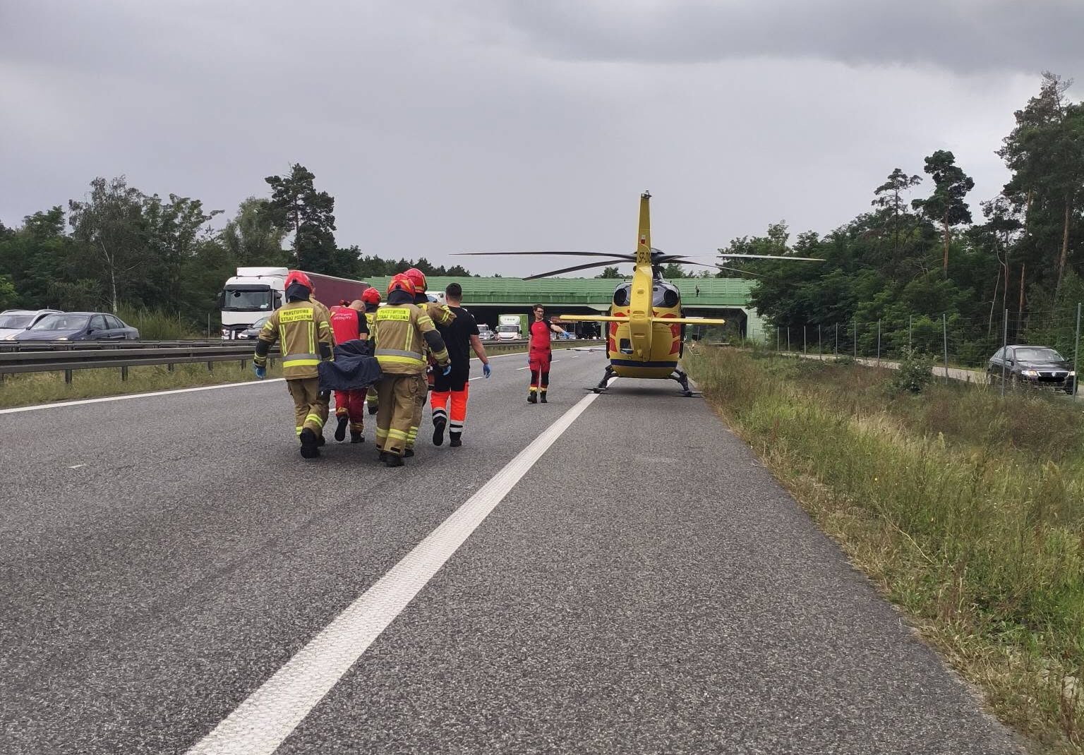 Poważny wypadek na S8 między Mostówką a Niegowem. Zderzyły się dwa motocykle i osobówka, ranny motocyklista zabrany śmigłowcem LPR