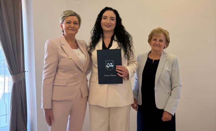 Czternaścioro nauczycieli z awansem zawodowym. Uroczystość w Tłuszczu przed rozpoczęciem roku szkolnego