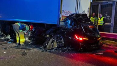 Nocna tragedia na S8 pod Markami. BMW wbiło się pod naczepę ciężarówki, kierowca zginął na miejscu