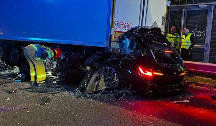 Nocna tragedia na S8 pod Markami. BMW wbiło się pod naczepę ciężarówki, kierowca zginął na miejscu