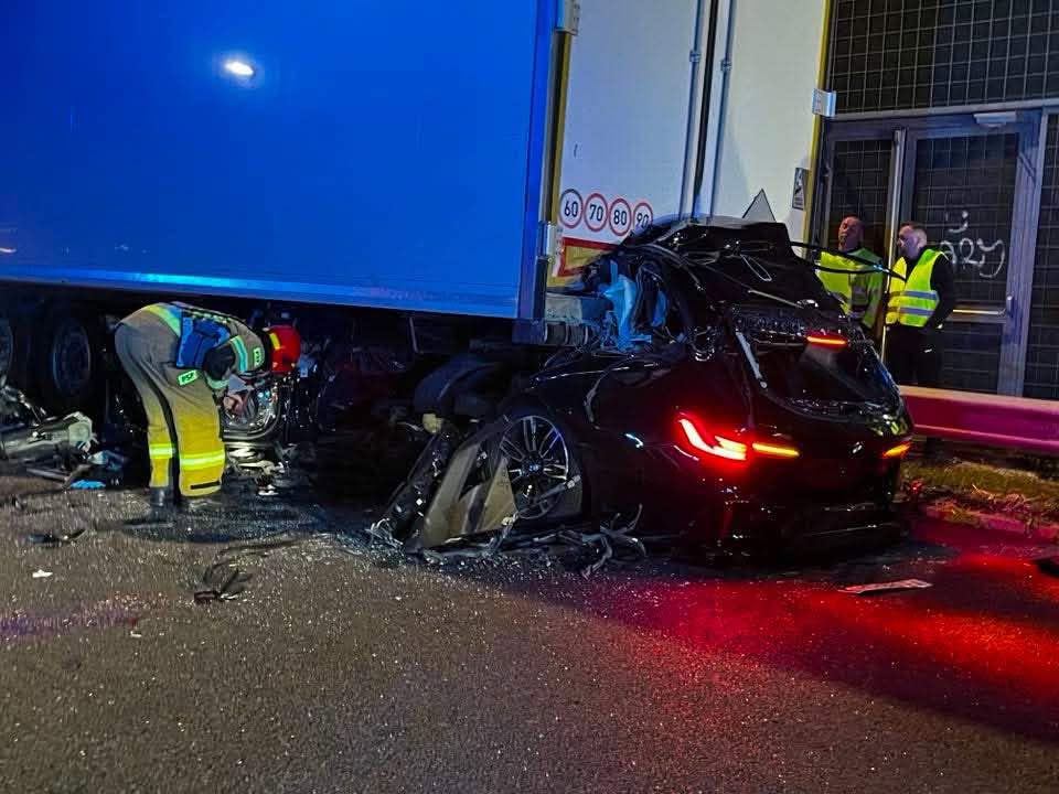 Nocna tragedia na S8 pod Markami. BMW wbiło się pod naczepę ciężarówki, kierowca zginął na miejscu