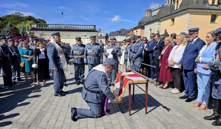 Sztandar dla Związku Piłsudczyków Powiatu Wołomińskiego. Uroczystość na Jasnej Górze