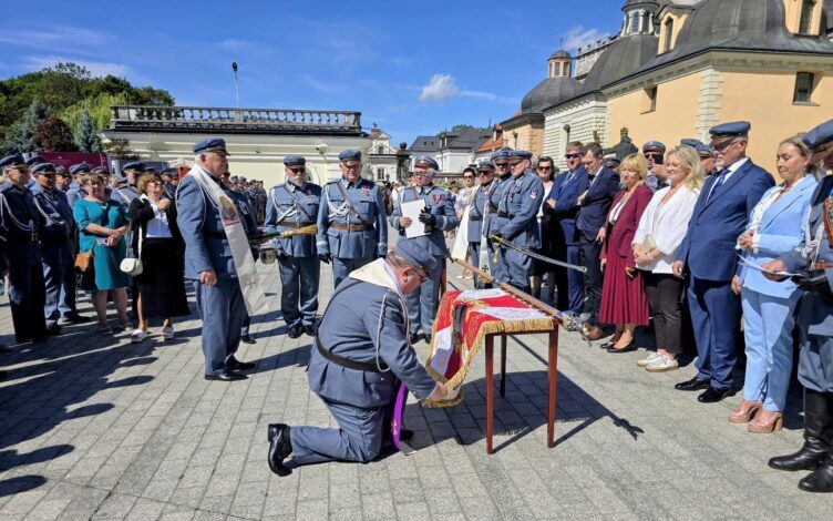 Sztandar dla Związku Piłsudczyków Powiatu Wołomińskiego. Uroczystość na Jasnej Górze