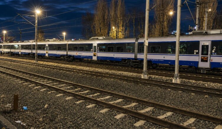 Tragedia na torach w Wołominie. Nie żyje młoda kobieta potrącona przez pociąg Intercity
