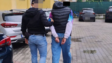 Podejrzany o kradzieże zuchwałe łańcuszków w rękach policjantów