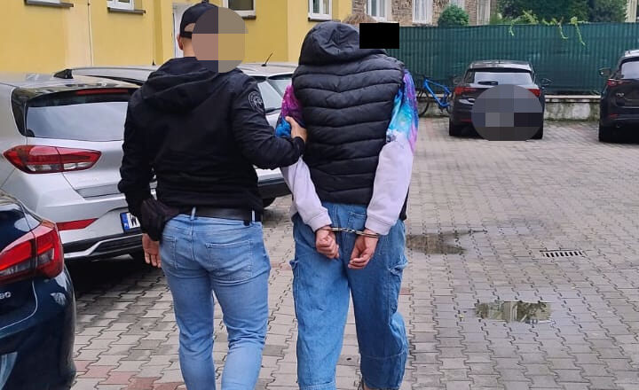 Podejrzany o kradzieże zuchwałe łańcuszków w rękach policjantów