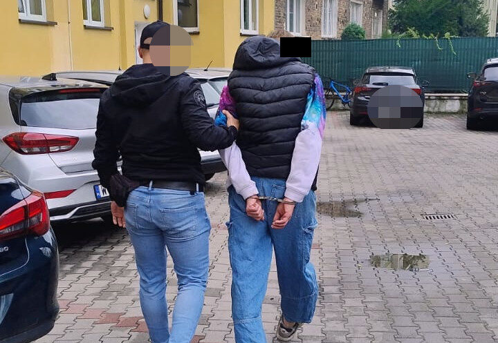 Podejrzany o kradzieże zuchwałe łańcuszków w rękach policjantów