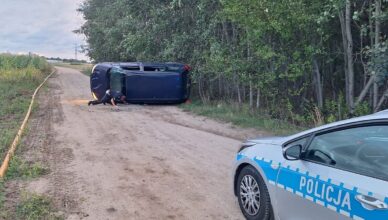 Pijany, z zakazem i poszukiwany. 26-latek dachował, uciekając przed Policją