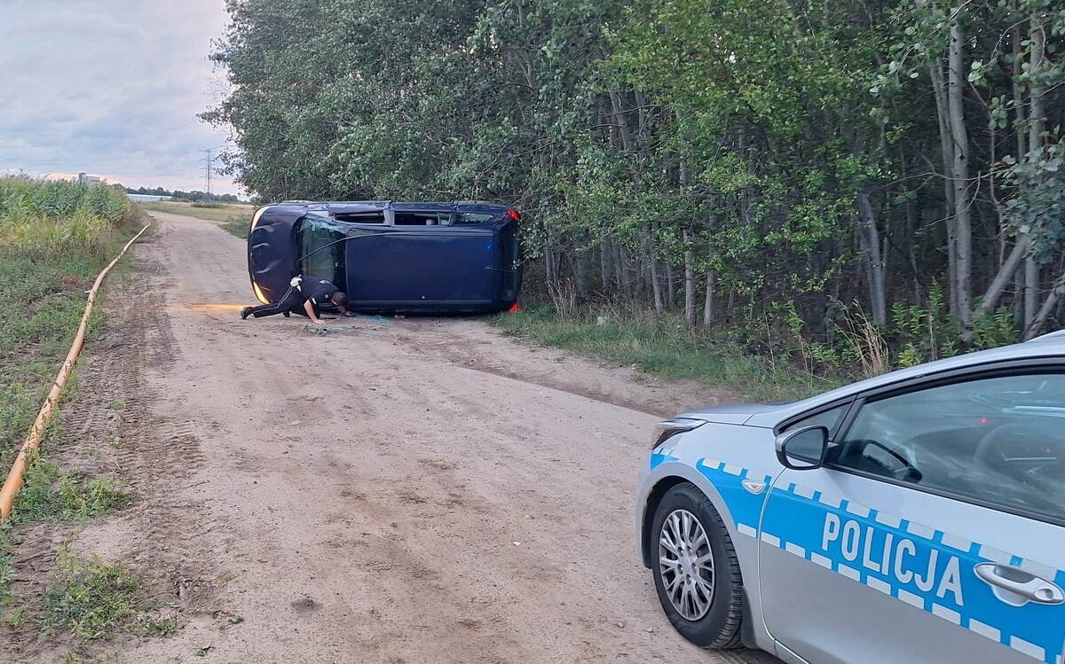 Pijany, z zakazem i poszukiwany. 26-latek dachował, uciekając przed Policją