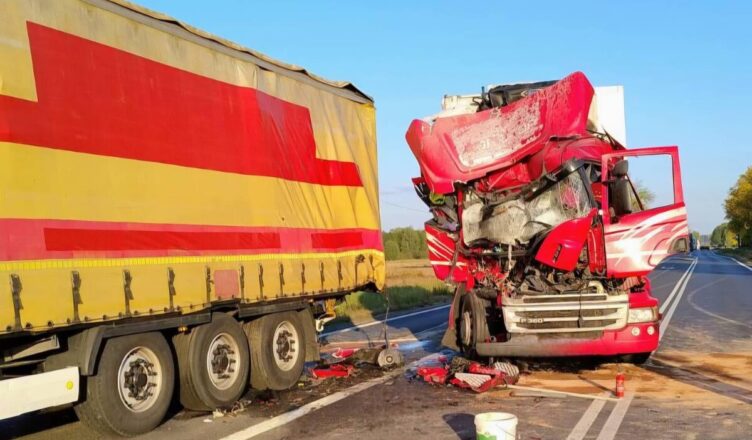 Kolizja 3 pojazdów ciężarowych na DK 12
