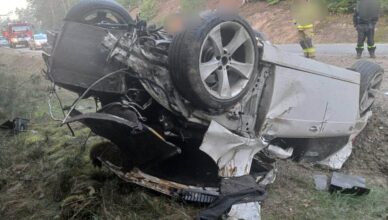 Stracił prawo jazdy, a mimo to prowadził. BMW dachowało w rowie