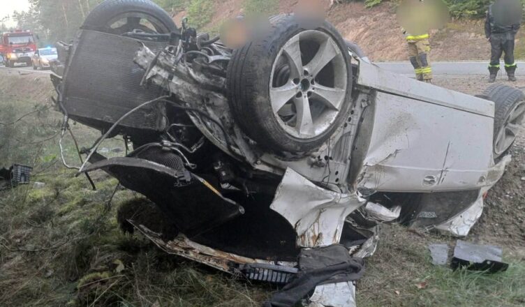 Stracił prawo jazdy, a mimo to prowadził. BMW dachowało w rowie