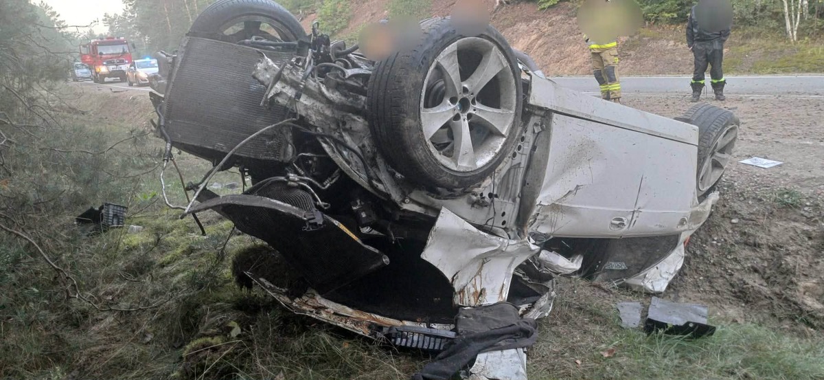 Stracił prawo jazdy, a mimo to prowadził. BMW dachowało w rowie