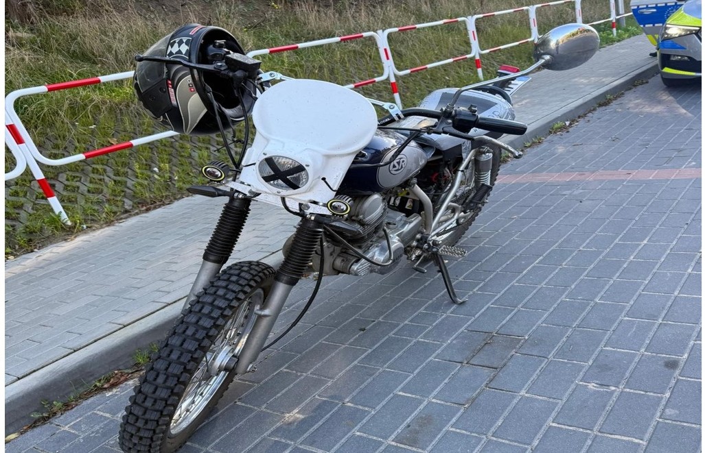 Skrajna nieodpowiedzialność ukrócona. Motocyklista z dwoma promilami, bez uprawnień, jednośladem niedopuszczonym do ruchu