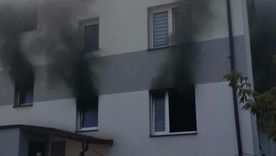Pożar mieszkania przy ul. Zapolskiej w Zielonce. Dwie osoby trafiły do szpitala.