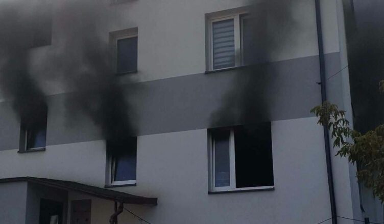 Pożar mieszkania przy ul. Zapolskiej w Zielonce. Dwie osoby trafiły do szpitala.
