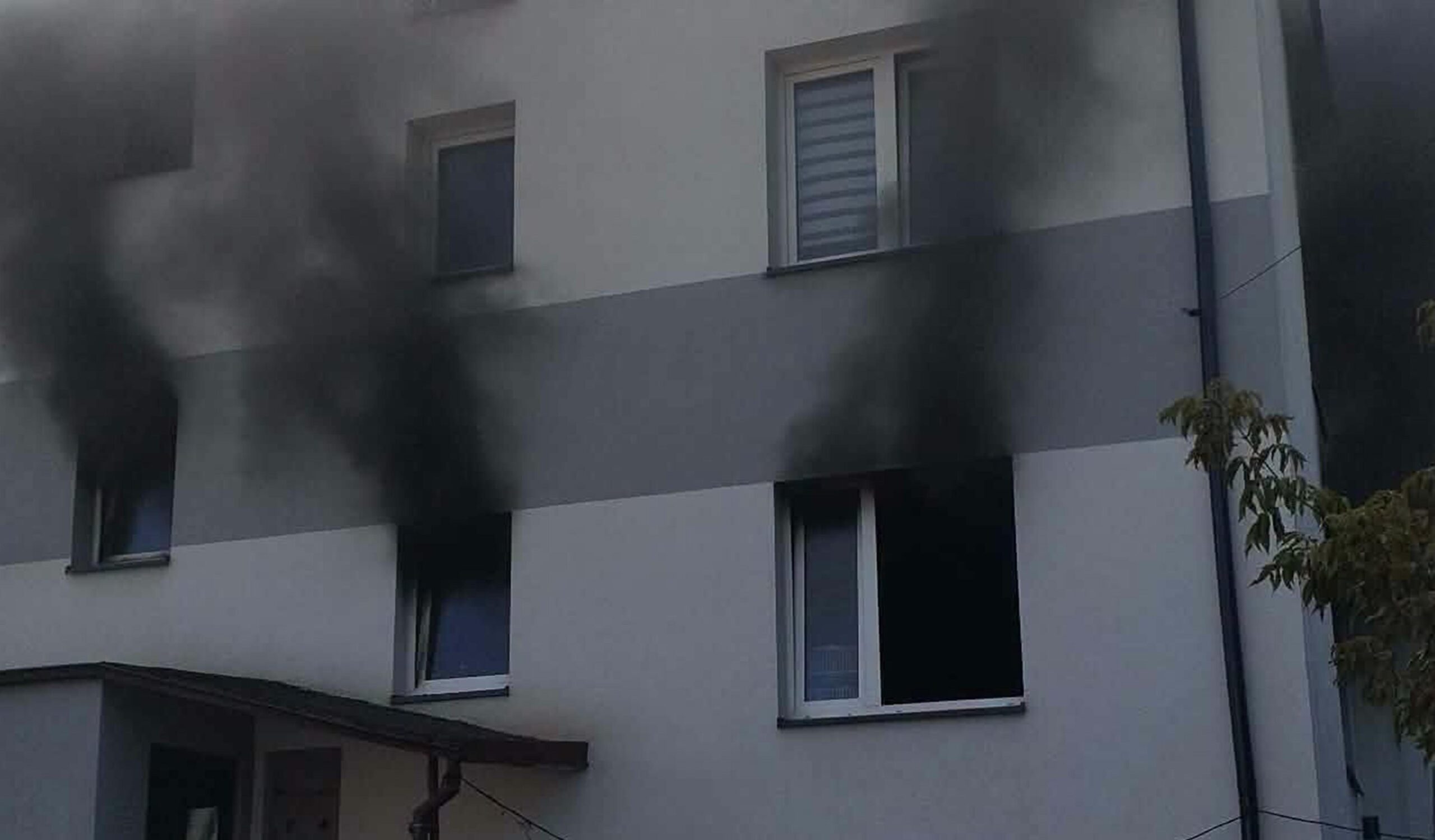 Pożar mieszkania przy ul. Zapolskiej w Zielonce. Dwie osoby trafiły do szpitala.