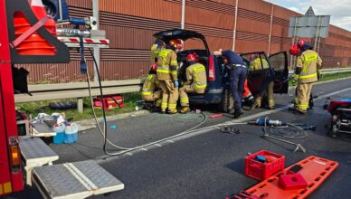 Czołowe zderzenie na obwodnicy Sochaczewa. Strażacy wycinali dostęp do kierowcy osobówki