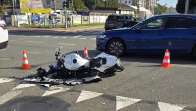 Zderzenie motocykla z samochodem w Ząbkach. Na miejscu straż, pogotowie i policja