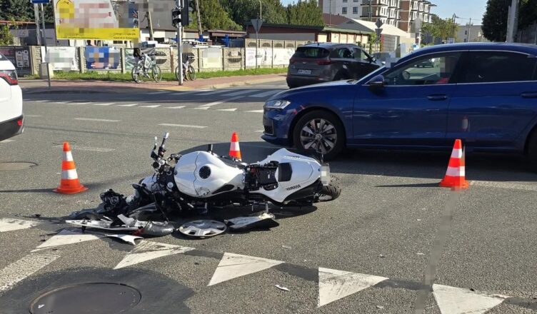 Zderzenie motocykla z samochodem w Ząbkach. Na miejscu straż, pogotowie i policja