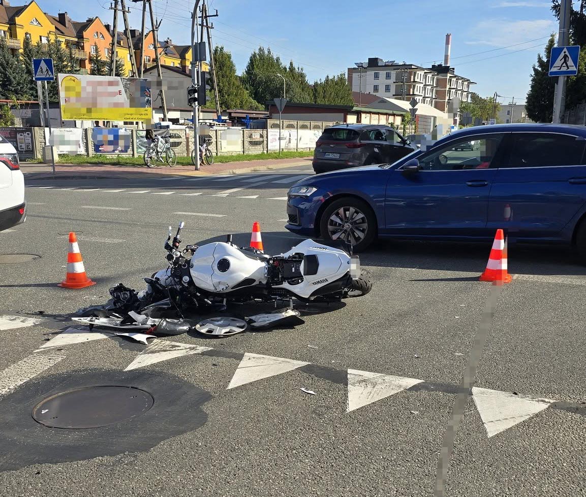 Zderzenie motocykla z samochodem w Ząbkach. Na miejscu straż, pogotowie i policja