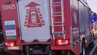 Groźny poranek w Lorcinie. Jednoślad zderzył się z osobówką, kierowca trafił do szpitala