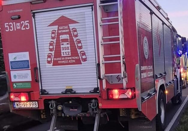 Groźny poranek w Lorcinie. Jednoślad zderzył się z osobówką, kierowca trafił do szpitala