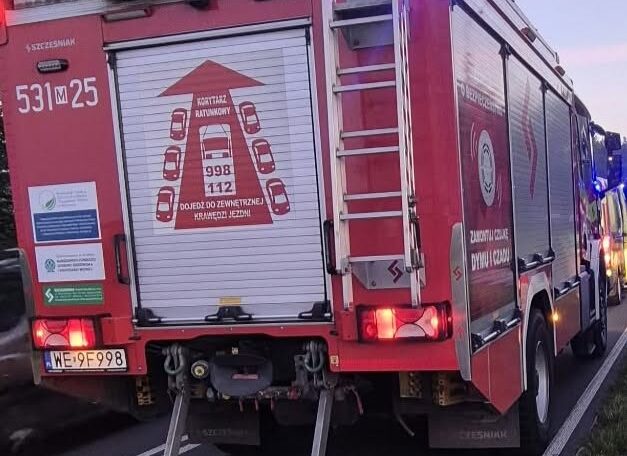 Groźny poranek w Lorcinie. Jednoślad zderzył się z osobówką, kierowca trafił do szpitala