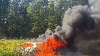 Volvo stanęło w ogniu na DK 50. Strażacy gasili płonący samochód w Księżykach